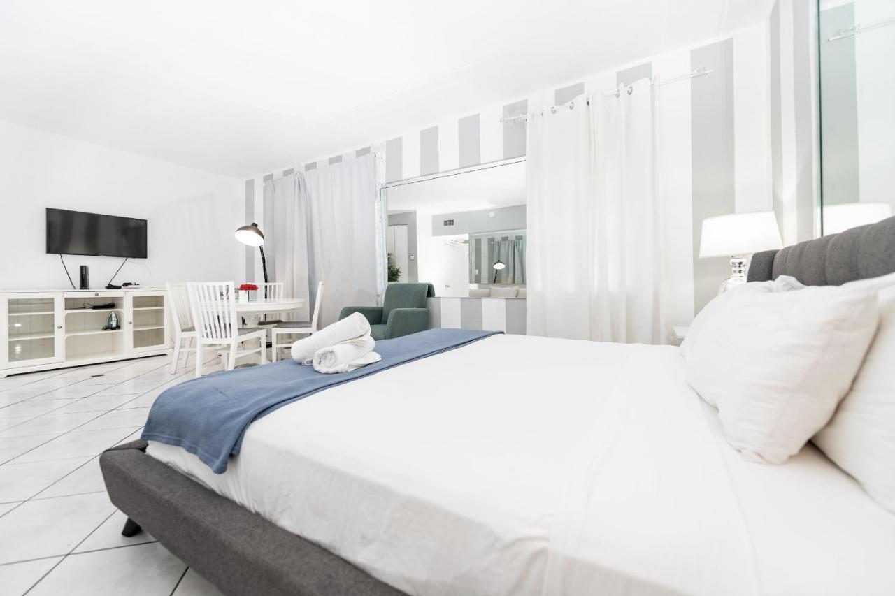 Apartments On Collins マイアミビーチ エクステリア 写真