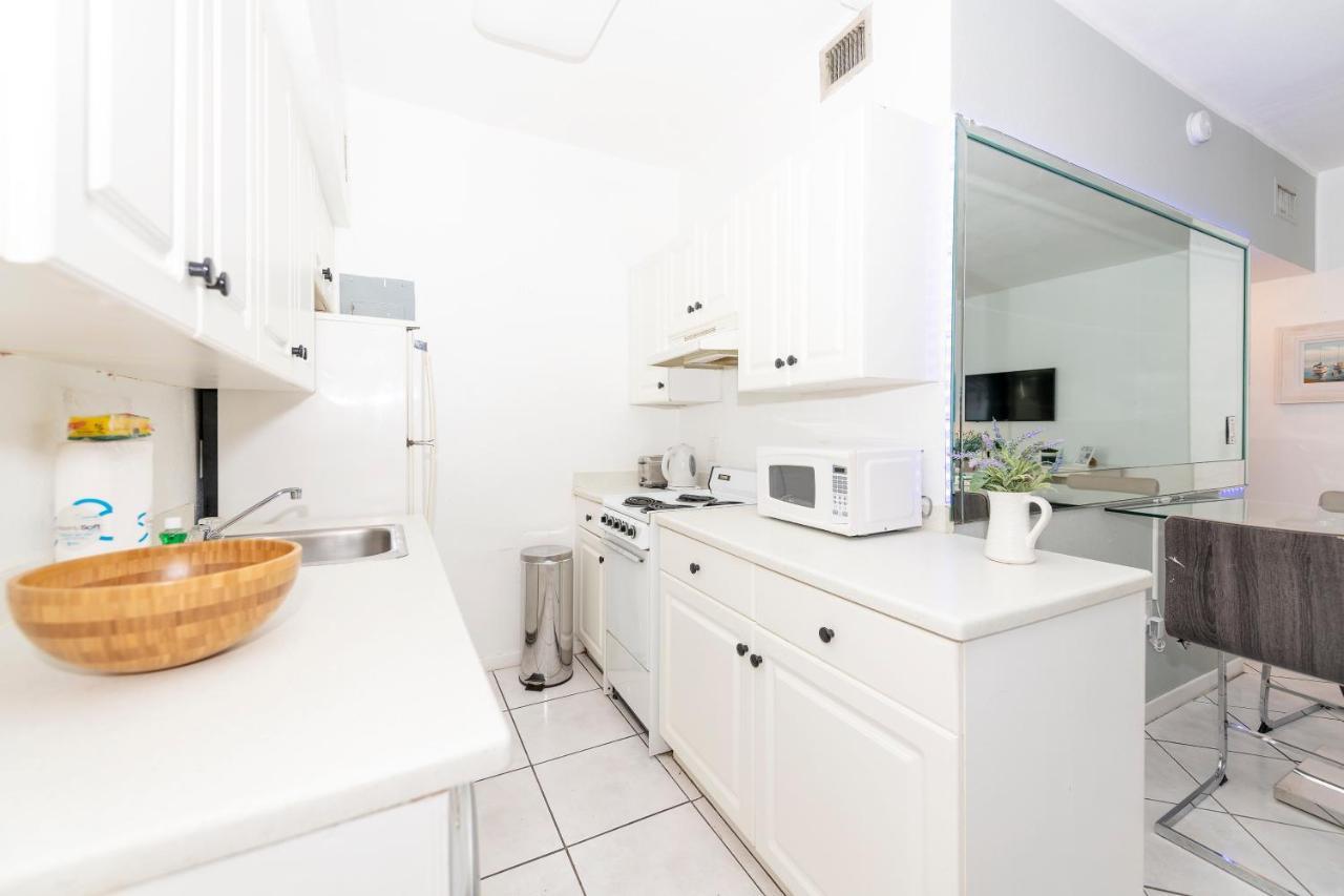 Apartments On Collins マイアミビーチ エクステリア 写真
